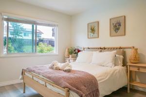 ポモナにあるLuxe Sundance Villa 3BR with Pool and Spa Near Disneyの窓のある大きなベッドのある寝室 +47枚の写真