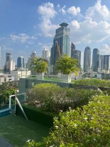 バンコクにあるApartment in Central Sukhumvitの高層ビルが立ち並ぶ街のスカイラインの眺め