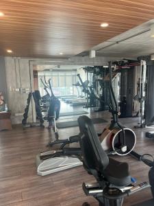 バンコクにあるApartment in Central Sukhumvitのジム(複数のトレッドミル、エクササイズマシン付)