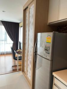 バンコクにあるApartment in Central Sukhumvitのキッチン(冷蔵庫付)、ダイニングルーム