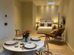 特威克纳姆Pass the Keys Chic central loft-style studio的带桌椅和床的客厅