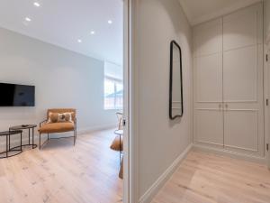 Pass the Keys Chic central loft-style studio的电视和/或娱乐中心
