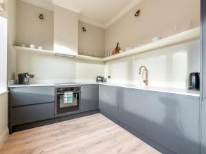 Pass the Keys Chic central loft-style studio的厨房或小厨房