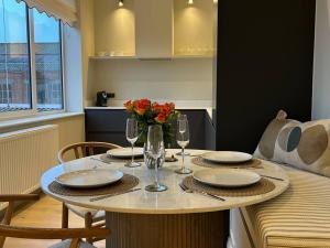 Pass the Keys Chic central loft-style studio的休息区