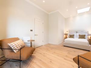 Pass the Keys Chic central loft-style studio客房内的一张或多张床位