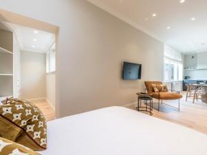 Pass the Keys Chic central loft-style studio的电视和/或娱乐中心