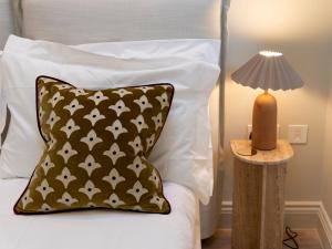 Pass the Keys Chic central loft-style studio客房内的一张或多张床位