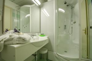 A bathroom at Hotel Ovidius