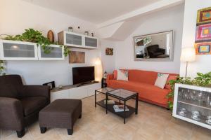 Μια τηλεόραση ή/και κέντρο ψυχαγωγίας στο Villa 8, chalet pareado con jardín y piscina