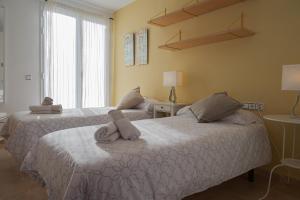 Ένα ή περισσότερα κρεβάτια σε δωμάτιο στο Villa 8, chalet pareado con jardín y piscina +37 φωτογραφίες