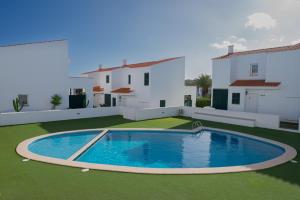 Πισίνα στο ή κοντά στο Villa 8, chalet pareado con jardín y piscina