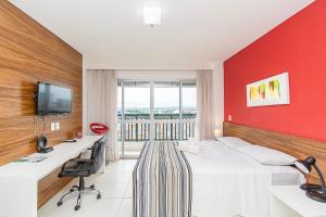 a hotel room with a bed and a desk at Vision Hotel em Brasília 60613 in Brasília