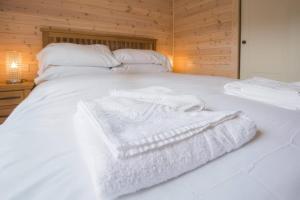 Ένα ή περισσότερα κρεβάτια σε δωμάτιο στο Dovestone Luxury Lodges sleeps 4 - pets welcome