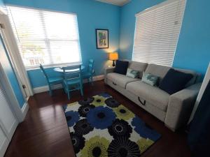 Χώρος καθιστικού στο Four Suites on Duval Street w parking and pool