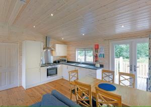 Η κουζίνα ή μικρή κουζίνα στο Dovestone Luxury Lodges sleeps 4- pet free
