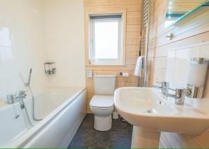 Ένα μπάνιο στο Dovestone Luxury Lodges sleeps 4- pet free +23 φωτογραφίες