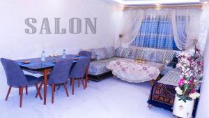 Posezení v ubytování Appartement Spacieux avec Balcon, Vue Nature, 2 Chambres et Wi-Fi Gratuit