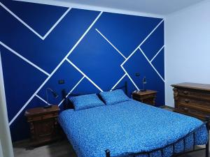 una camera blu con un letto e due comodini di Casa Antonelli a Ghemme Altre 37 foto