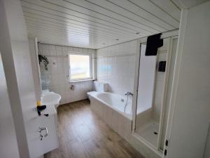 Ένα μπάνιο στο Schaefer Apartments - Haus Rote Warte +12 φωτογραφίες
