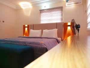 Postel nebo postele na pokoji v ubytování Paschalis Lodge