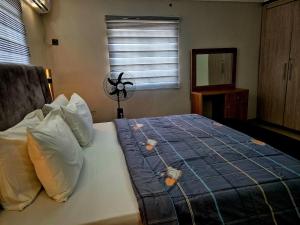 Postel nebo postele na pokoji v ubytování Paschalis Lodge