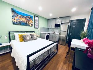 a bedroom with a large bed and a kitchen at New! Suite near Rittenhouse Square in Philadelphia