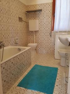 a bathroom with a tub and a toilet and a sink at Casa Maestrale -Mistral Sea Breeze in Monterosso al Mare +25 photos