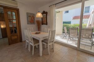 Αίθριο ή υπαίθριος χώρος στο Villa 8, chalet pareado con jardín y piscina