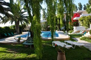 Bazén v ubytovaní Cormoranos Apartments Eco Green alebo v jeho blízkosti