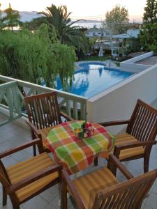 Bazén v ubytovaní Cormoranos Apartments Eco Green alebo v jeho blízkosti