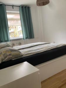 a bed sitting in a room with a window at Appartamento con 2 stanze da letto vicino la stazione Metro di Mozart Plads in Copenhagen