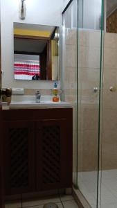 a bathroom with a sink and a shower with a mirror at Departamento bonito en Huatulco in Santa Cruz Huatulco +11 photos