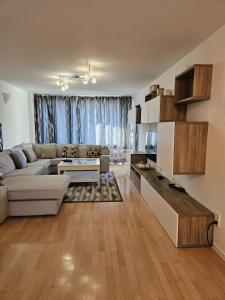 ein Wohnzimmer mit Sofa und Tisch in der Unterkunft OEZ 3 Zimmer Wohnung in München