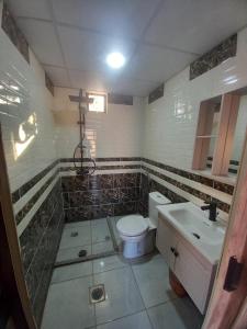 ein Badezimmer mit Toilette und Waschbecken in der Unterkunft falling Stars Camp in Wadi Rum