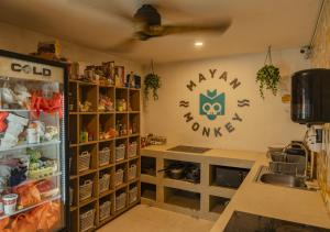 Mayan Monkey Tulum - Social Hotel的厨房或小厨房