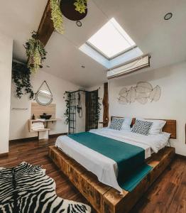 une chambre avec un grand lit avec une lucarne dans l'établissement Utopia by NorAtlas Heritage - Adults Only, à Buzău