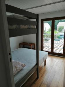 Ένα ή περισσότερα κρεβάτια σε δωμάτιο στο Maison bord de mer climatisée en Corse