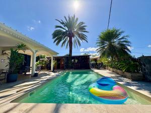 Hồ bơi trong/gần Villa Palm Eden