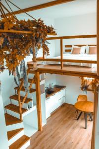 une chambre avec un lit superposé et un bureau dans l'établissement Armonia by NorAtlas Heritage - Adults Only, à Buzău