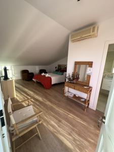 1 dormitorio con cama y espejo. en Alojamiento Magallanes, en Sanlúcar de Barrameda