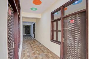 un pasillo vacío con una puerta y un pasillo en Hotel O Mango Bloom, en Noida