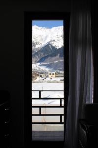 Vista generica sulle montagne o vista sulle montagne dall'interno dell'affittacamere