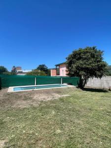 Εγκαταστάσεις για τένις ή/και σκουός στο Casa con pileta a 2 cuadras del río ή εκεί κοντά +3 φωτογραφίες