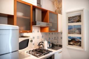 Il comprend une cuisine équipée d'une cuisinière. - un four à micro-ondes dans l'établissement GREENMARE Mare a 100 m, 2 balconi e parcheggio gratuito, à Riccione