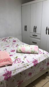 ein Schlafzimmer mit einem Bett mit Blumen darauf in der Unterkunft Pousada da Maria in São Gabriel + 14 Fotos