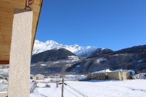 Vista generica sulle montagne o vista sulle montagne dall'interno dell'affittacamere