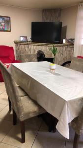 ein Tisch mit einer weißen Tischdecke darauf in der Unterkunft Pousada da Maria in São Gabriel