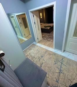 Vistas a una habitación con sofá y pasillo en Luxury Apartments, en Bishkek