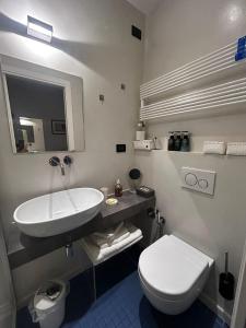 un bagno con un water bianco e un lavandino di Casa Salbego R&B a Bologna