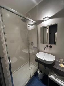 un bagno con doccia in vetro e lavandino di Casa Salbego R&B a Bologna